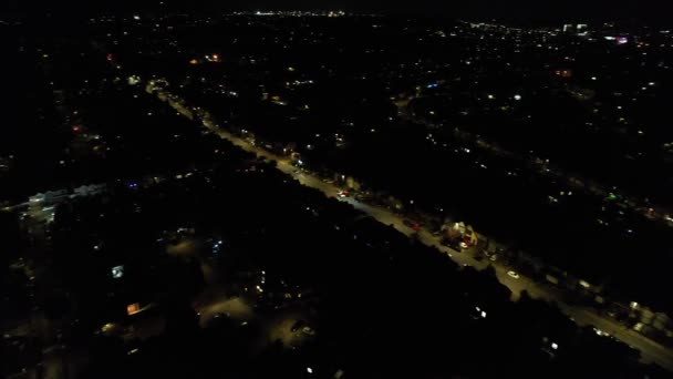 ライトアップされた英国の街や夜の道路の美しい空中ビュー ドローンの照明付きイギリスの街の高角度映像 撮影は2022年10月22日 — ストック動画