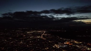 Luton City 'nin Gece Boyunca Hava Görüntüsü, İngiliz Kasabasının Yüksek Açılı Görüntüsü Drone' un Kamerasıyla Görüntülendi