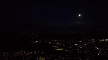 Luton City 'nin Gece Boyunca Hava Görüntüsü, İngiliz Kasabasının Yüksek Açılı Görüntüsü Drone' un Kamerasıyla Görüntülendi