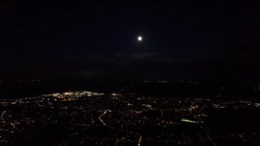 Luton City 'nin Gece Boyunca Hava Görüntüsü, İngiliz Kasabasının Yüksek Açılı Görüntüsü Drone' un Kamerasıyla Görüntülendi