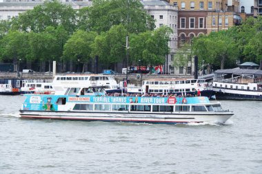 Londra, Birleşik Krallık - 30 Mayıs 2023: Thames Nehri 'nde Merkez Londra manzarası