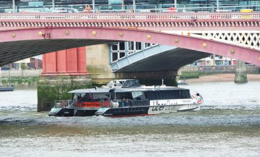 Londra, Birleşik Krallık - 30 Mayıs 2023: Thames Nehri 'nde Merkez Londra manzarası