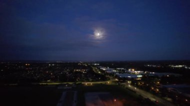 Orta Milton Keynes şehrinin günbatımı sırasında ve günbatımından hemen sonra yüksek açılı görüntüleri. Drone 'un Kamera Görüntüsü 22 Haziran 2023' te çekildi.