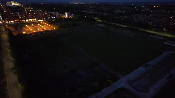 在日落期间和日落之后 英格兰米尔顿凯恩斯中心城市的高角度镜头 无人机的摄像 于2023年6月2日拍摄 — 图库视频影像