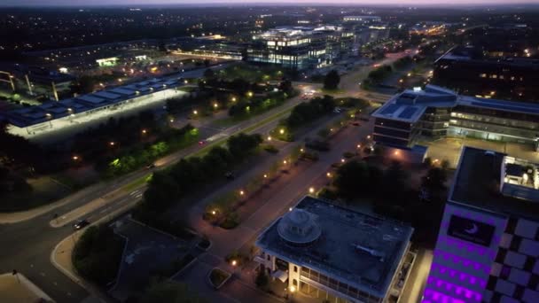 在日落期间和日落之后 英格兰米尔顿凯恩斯中心城市的高角度镜头 无人机的摄像 于2023年6月2日拍摄 — 图库视频影像