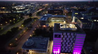 Orta Milton Keynes şehrinin günbatımı sırasında ve günbatımından hemen sonra yüksek açılı görüntüleri. Drone 'un Kamera Görüntüsü 22 Haziran 2023' te çekildi.