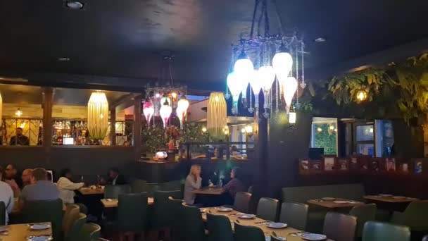英国米尔顿凯恩斯市一家土耳其餐馆的美丽低角景观 很忙的人谁在这里有聚会和一些家庭在这里吃饭 June 2023 — 图库视频影像