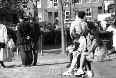 Luton, İngiltere, Birleşik Krallık - 2 Haziran 2023: Central Luton 'daki insanların siyah beyaz fotoğrafı 