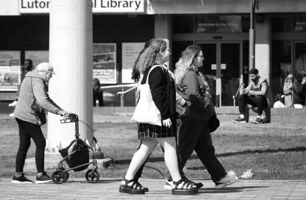 Luton Αγγλία Ηνωμένο Βασίλειο Ιουνίου 2023 Ασπρόμαυρη Φωτογραφία Ανθρώπων Στο — Φωτογραφία Αρχείου
