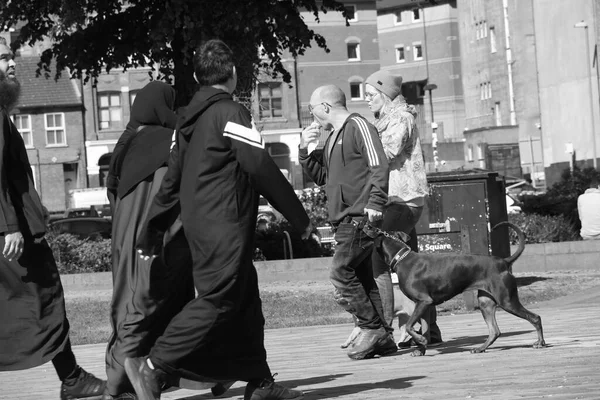 イギリス ルトン 2023年6月2日 中央ルトンの人々の白黒写真 — ストック写真