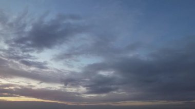 İngiltere 'nin merkezi Luton Şehri. Görüntü Drone 'un kamerasıyla 29 Ekim 2023' te şehir merkezindeki Şehir Binaları 'nda günbatımında çekildi..