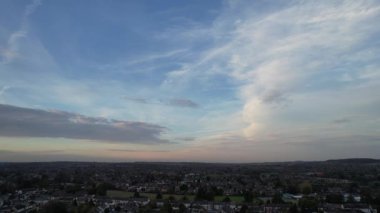 İngiltere 'nin merkezi Luton Şehri. Görüntü Drone 'un kamerasıyla 29 Ekim 2023' te şehir merkezindeki Şehir Binaları 'nda günbatımında çekildi..