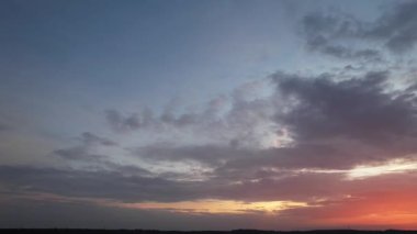 İngiltere 'nin merkezi Luton Şehri. Görüntü Drone 'un kamerasıyla 29 Ekim 2023' te şehir merkezindeki Şehir Binaları 'nda günbatımında çekildi..