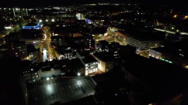 İngiltere 'nin Luton şehrinin hava manzarası. Aydınlanmış Binalar ve Yollar. Görüntüler İHA 'nın kamerasıyla 19 Ocak 2023' te çekildi.