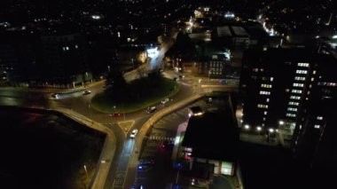 İngiltere 'nin Luton şehrinin hava manzarası. Aydınlanmış Binalar ve Yollar. Görüntüler İHA 'nın kamerasıyla 19 Ocak 2023' te çekildi.