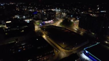 İngiltere 'nin Luton şehrinin hava manzarası. Aydınlanmış Binalar ve Yollar. Görüntüler İHA 'nın kamerasıyla 19 Ocak 2023' te çekildi.