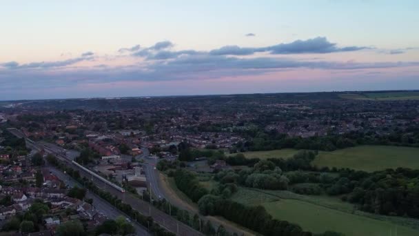 英格兰卢顿市中心 拍摄于2023年3月4日 在日落期间 用无人机摄像拍摄了市中心的城市建筑 — 图库视频影像