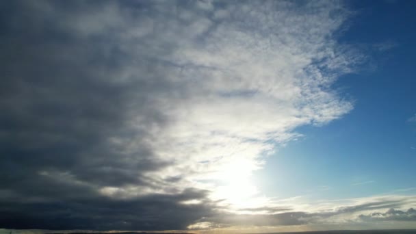 英国上空の日没時のオレンジ色と金色の空を持つカラフルな劇的な雲の空中時間の遅れ — ストック動画