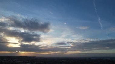 İngiltere 'nin merkezi Luton Şehri. Görüntü Drone 'un kamerasıyla 29 Ekim 2023' te şehir merkezindeki Şehir Binaları 'nda günbatımında çekildi..