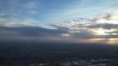 İngiltere 'nin merkezi Luton Şehri. Görüntü Drone 'un kamerasıyla 29 Ekim 2023' te şehir merkezindeki Şehir Binaları 'nda günbatımında çekildi..