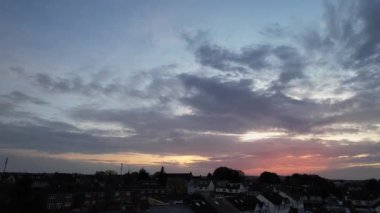 İngiltere 'nin merkezi Luton Şehri. Görüntü Drone 'un kamerasıyla 29 Ekim 2023' te şehir merkezindeki Şehir Binaları 'nda günbatımında çekildi..