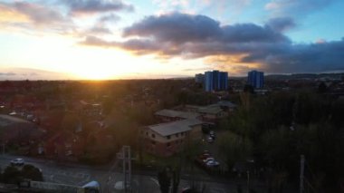 İngiltere üzerinde Günbatımında, Turuncu ve Altın Renkli Gökyüzü ile Renkli Dramatik Bulutların Hava Hızı.