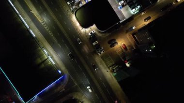 İngiltere 'nin Luton şehrinin hava manzarası. Aydınlanmış Binalar ve Yollar. Görüntüler İHA 'nın kamerasıyla 19 Ocak 2023' te çekildi.