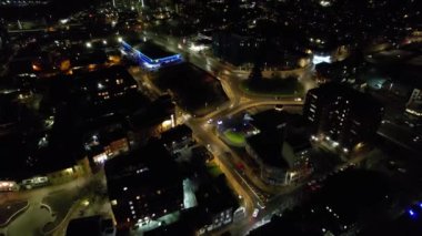 İngiltere 'nin Luton şehrinin hava manzarası. Aydınlanmış Binalar ve Yollar. Görüntüler İHA 'nın kamerasıyla 19 Ocak 2023' te çekildi.