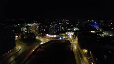 İngiltere 'nin Luton şehrinin hava manzarası. Aydınlanmış Binalar ve Yollar. Görüntüler İHA 'nın kamerasıyla 19 Ocak 2023' te çekildi.
