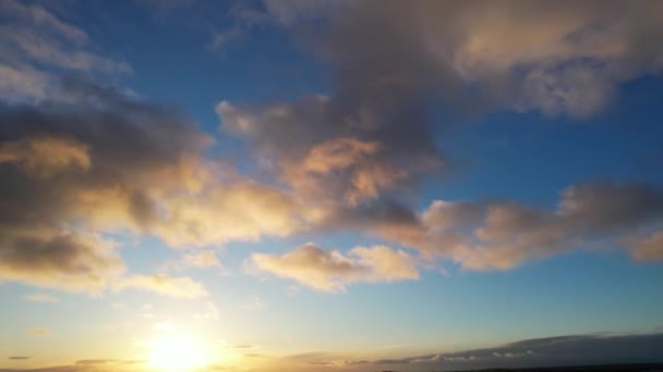 Ngiltere Üzerinde Günbatımında Turuncu Altın Renkli Gökyüzü Ile Renkli Dramatik — Stok video