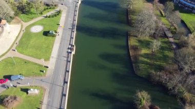 İngiltere 'nin Bedford şehrinin hava görüntüsü, İHA' nın Kamerası ile 07 Nisan 2023 'te İngiltere üzerinde güneşli bir günde çekildi. Güzel Orta Bedford İngiltere Yüksek Açılı Manzarası