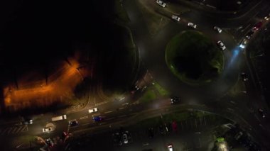 Aydınlanmış İngiliz Şehri ve Gece Yolları 'nın Güzel Hava Manzarası. İHA 'nın Aydınlanmış İngiliz Kasabası Yüksek Açı Görüntüsü. Görüntü 23 Ocak 2023 'te çekildi.