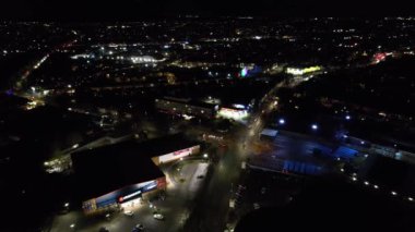 Aydınlanmış İngiliz Şehri ve Gece Yolları 'nın Güzel Hava Manzarası. İHA 'nın Aydınlanmış İngiliz Kasabası Yüksek Açı Görüntüsü. Görüntü 23 Ocak 2023 'te çekildi.