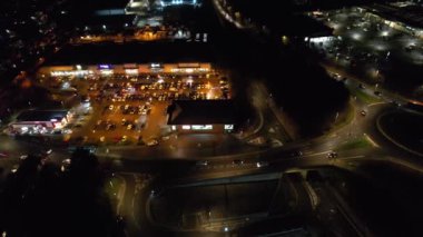 Aydınlanmış İngiliz Şehri ve Gece Yolları 'nın Güzel Hava Manzarası. İHA 'nın Aydınlanmış İngiliz Kasabası Yüksek Açı Görüntüsü. Görüntü 23 Ocak 2023 'te çekildi.