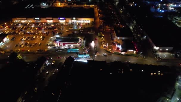 ライトアップされた英国の街や夜の道路の美しい空中ビュー ドローンの照明付きイギリスの街の高角度映像 撮影は2023年1月23日 — ストック動画