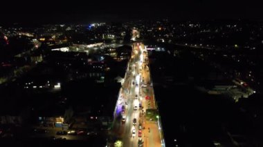 Aydınlanmış İngiliz Şehri ve Gece Yolları 'nın Güzel Hava Manzarası. İHA 'nın Aydınlanmış İngiliz Kasabası Yüksek Açı Görüntüsü. Görüntü 23 Ocak 2023 'te çekildi.