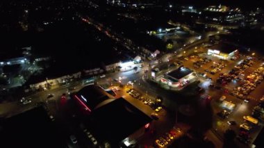 Aydınlanmış İngiliz Şehri ve Gece Yolları 'nın Güzel Hava Manzarası. İHA 'nın Aydınlanmış İngiliz Kasabası Yüksek Açı Görüntüsü. Görüntü 23 Ocak 2023 'te çekildi.