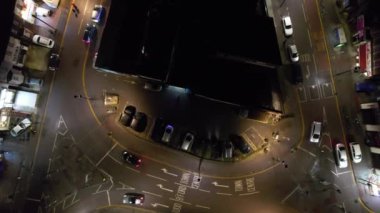 Aydınlanmış İngiliz Şehri ve Gece Yolları 'nın Güzel Hava Manzarası. İHA 'nın Aydınlanmış İngiliz Kasabası Yüksek Açı Görüntüsü. Görüntü 23 Ocak 2023 'te çekildi.
