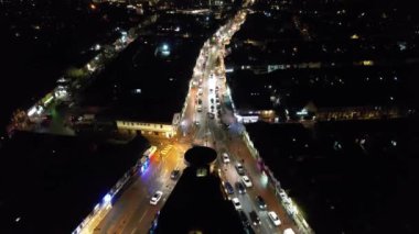 Aydınlanmış İngiliz Şehri ve Gece Yolları 'nın Güzel Hava Manzarası. İHA 'nın Aydınlanmış İngiliz Kasabası Yüksek Açı Görüntüsü. Görüntü 23 Ocak 2023 'te çekildi.