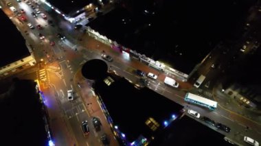 Aydınlanmış İngiliz Şehri ve Gece Yolları 'nın Güzel Hava Manzarası. İHA 'nın Aydınlanmış İngiliz Kasabası Yüksek Açı Görüntüsü. Görüntü 23 Ocak 2023 'te çekildi.