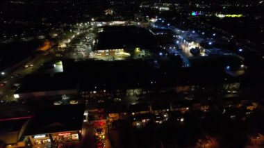 Aydınlanmış İngiliz Şehri ve Gece Yolları 'nın Güzel Hava Manzarası. İHA 'nın Aydınlanmış İngiliz Kasabası Yüksek Açı Görüntüsü. Görüntü 23 Ocak 2023 'te çekildi.