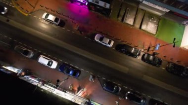 Aydınlanmış İngiliz Şehri ve Gece Yolları 'nın Güzel Hava Manzarası. İHA 'nın Aydınlanmış İngiliz Kasabası Yüksek Açı Görüntüsü. Görüntü 23 Ocak 2023 'te çekildi.