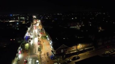 Aydınlanmış İngiliz Şehri ve Gece Yolları 'nın Güzel Hava Manzarası. İHA 'nın Aydınlanmış İngiliz Kasabası Yüksek Açı Görüntüsü. Görüntü 23 Ocak 2023 'te çekildi.