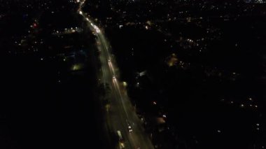 Aydınlanmış İngiliz Şehri ve Gece Yolları 'nın Güzel Hava Manzarası. İHA 'nın Aydınlanmış İngiliz Kasabası Yüksek Açı Görüntüsü. Görüntü 23 Ocak 2023 'te çekildi.