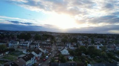 Güzel Yüksek Açılı Bulut ve Gökyüzünün İngiliz Şehri Üzerindeki Görüntüsü