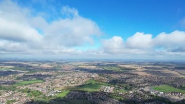 İngiltere 'nin Luton şehrinde dramatik bulutları olan En Güzel Gökyüzü