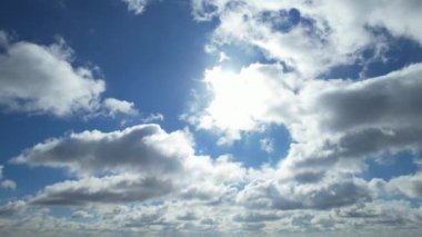 İngiltere 'nin Luton şehrinde dramatik bulutları olan En Güzel Gökyüzü