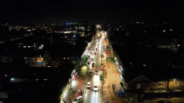 Aydınlanmış İngiliz Şehri ve Gece Yolları 'nın Güzel Hava Manzarası. İHA 'nın Aydınlanmış İngiliz Kasabası Yüksek Açı Görüntüsü. Görüntü 23 Ocak 2023 'te çekildi.