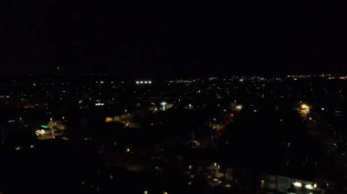 Aydınlanmış İngiliz Şehri ve Gece Yolları 'nın Güzel Hava Manzarası. İHA 'nın Aydınlanmış İngiliz Kasabası Yüksek Açı Görüntüsü. Görüntü 18 Şubat 2023 'te çekildi.