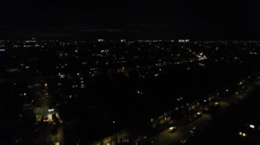 Aydınlanmış İngiliz Şehri ve Gece Yolları 'nın Güzel Hava Manzarası. İHA 'nın Aydınlanmış İngiliz Kasabası Yüksek Açı Görüntüsü. Görüntü 18 Şubat 2023 'te çekildi.